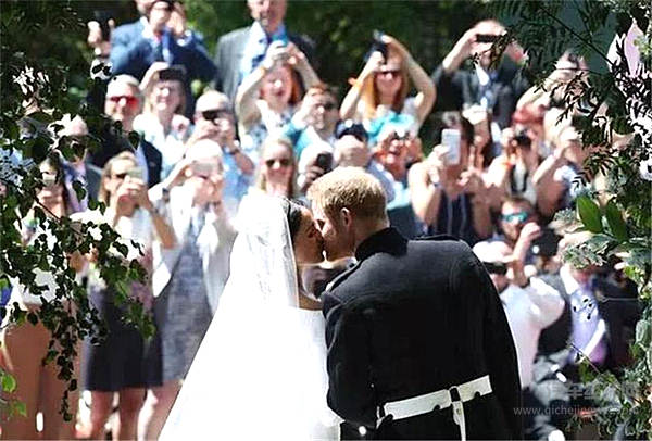 哈里王子大婚，英女王将劳斯莱斯让给孙媳！自己坐宾利