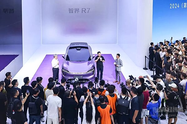 鸿蒙智行携全系华为智驾车型亮相成都车展