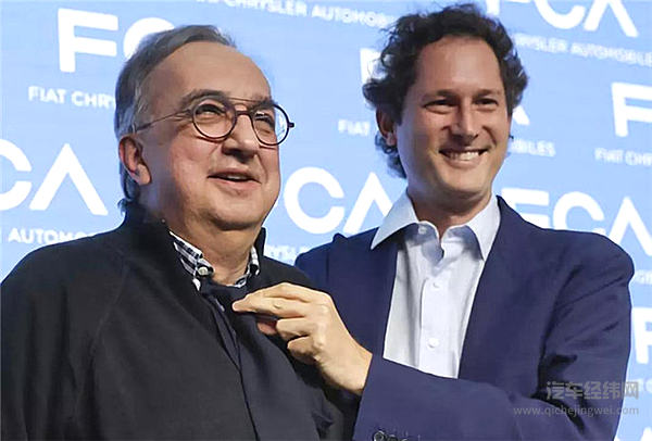 约翰·埃尔坎(John Elkann)手持马尔乔内特意在会议中佩戴的领结