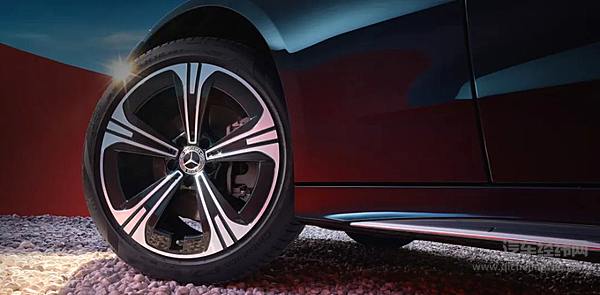 全新换代车型对决年度小改款 奔驰C级与宝马3系谁赢了​？