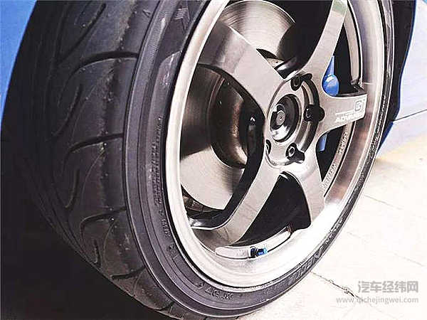 赛车与改装车的区别，其实是两者压根不是一个物种！