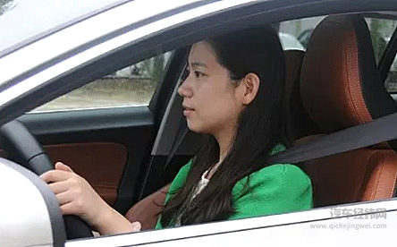 别搞错了，汽车头枕从来不是给你用来靠的