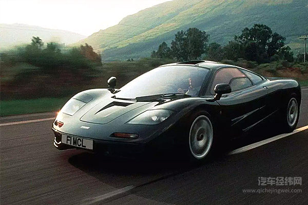 ​这些速度狂魔飚起来， 直升机连他们的尾灯都看不到