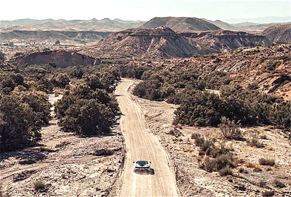 不挑战极寒却探索48℃高温沙漠 迈凯伦720S：我们不一样