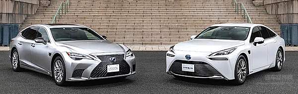左：雷克萨斯LS500h，右：丰田Mirai