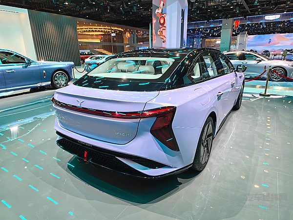 红旗品牌强势登陆上海车展 新能源时代能否成功转型？