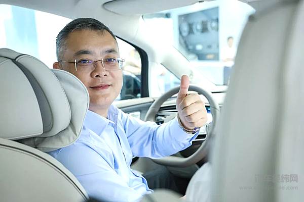 比亚迪腾势D9第10万辆车交付于福耀集团副董事长曹晖 助力打造世界级企业