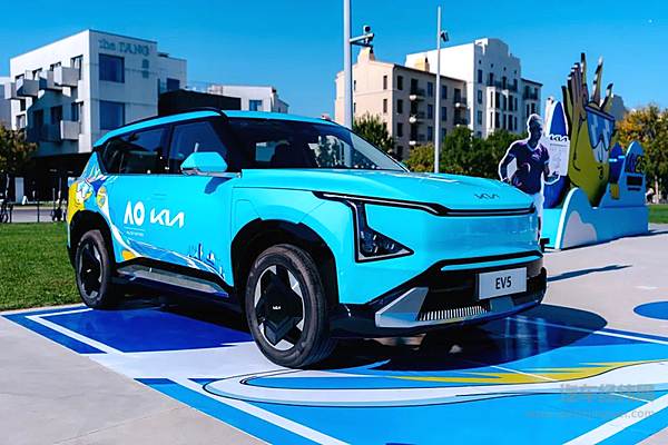 2025澳网发布会在中国举行 起亚EV5作为指定接待用车为与会嘉宾提供品质绿色出行