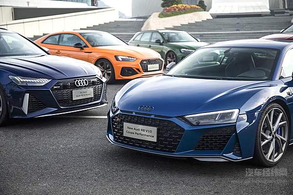 奥迪高性能“王炸天团”首次全系集结 品牌焕新“燃擎加速”