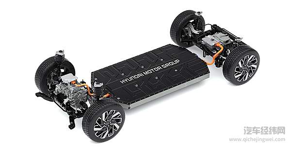 E-GMP平台搭载多功能快速充电系统14分钟可充电80%,充满电后可行驶600km（NEDC标准工况）