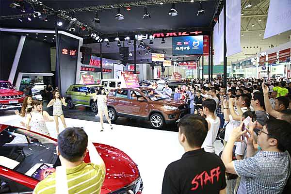 省钱一步到位“万人砍车团”降临武汉车展