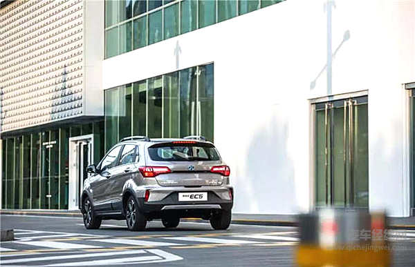 不怕“火”的新能源 北汽EC5续航400公里9.99万起售！