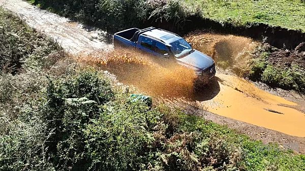 2.4T长城炮第10000台交车西南驾控体验营燃擎启动