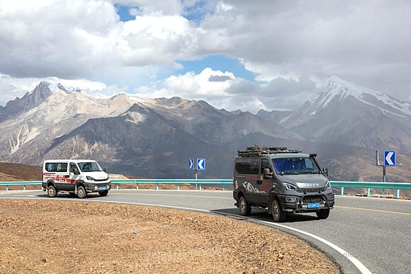 欧霸·山海硬核性能VS格聂神山云雾壮阔全景