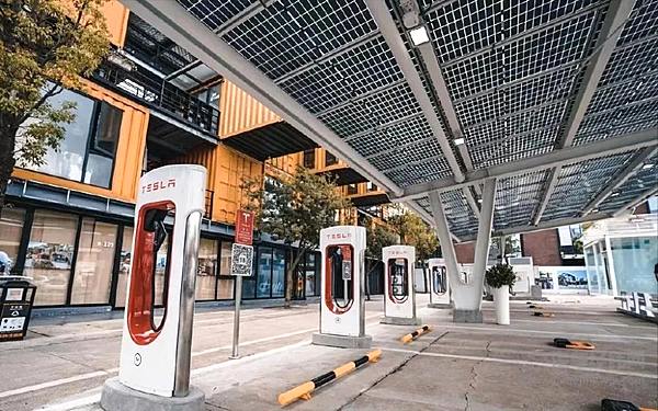 充电与换电之争 特斯拉与蔚来谁将独领风骚？