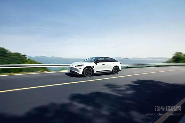 极狐阿尔法S先行版获IVISTA中国智能汽车指数纯电推荐车型奖项