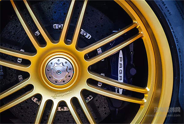 帕加尼限量龙版Huayra Dinastia惊艳亮相 恭贺香港汽车会100周年庆