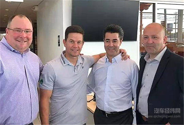 从左到右依次为通用COO 戴夫·卡塔斯齐（Dave Katarski）、马克·沃尔伯格(Mark Wahlberg)，杰伊·费尔德曼(Jay Feldman)，和通用经理布莱恩·吉尔摩（Brian Gilmore）