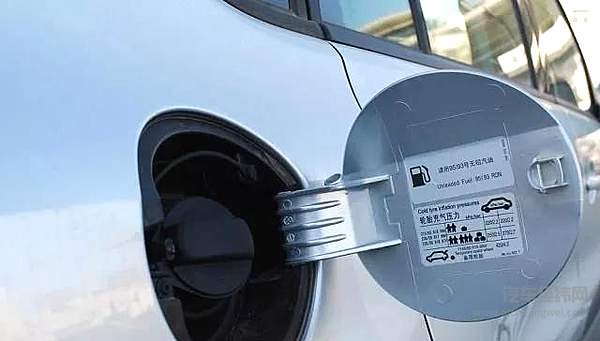 汽车油箱盖竟然能保命 关键时刻派上大用场