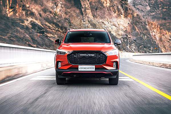 上汽MAXUS D90 Pro 行驶在路上