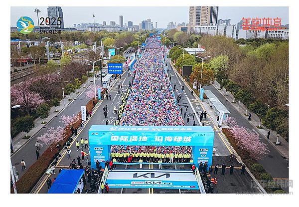 起亚EV5领衔明星车队品质护航 2025盐城马拉松激情开跑