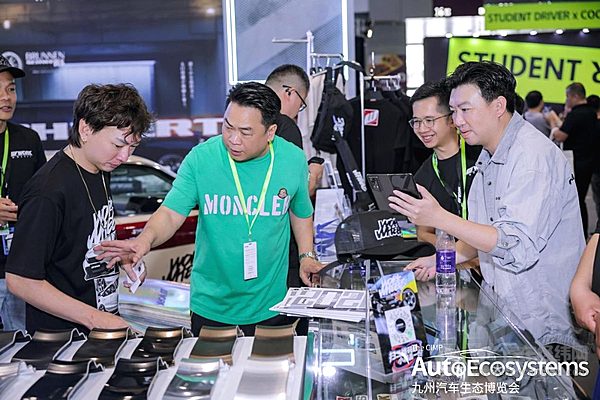 九州汽车生态博览会盛大启幕，首日超10万人前来观展！
