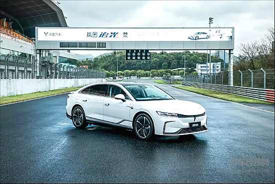 变相降价+权益升级 国家队真能赢在未来？