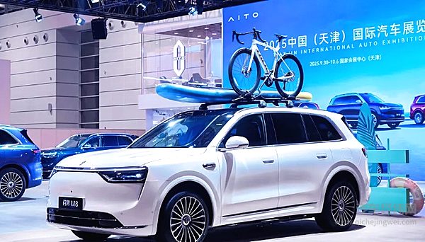 新车型、新配色、新技术 天津车展问界展台全程“津”彩不断