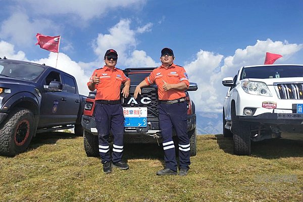 穿越生死线的救援先锋——58岁“老顽童”与他的钢铁守护者