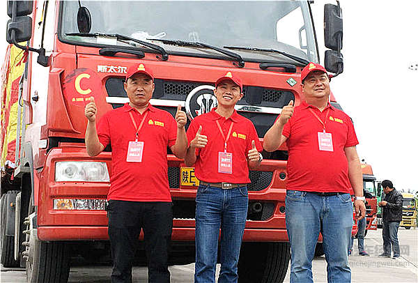 百公里气耗仅21.61公斤！重汽新斯太尔芯动430 LNG牵引车闪耀西安