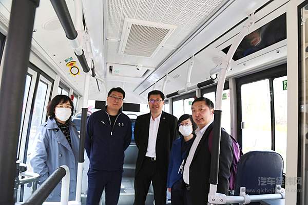 活动现场，杨殿阁（中）向市科委、奥组委领导介绍无人车