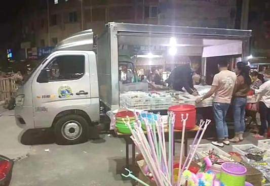 地摊经济走红 看似零门槛但其实也有专业要求！