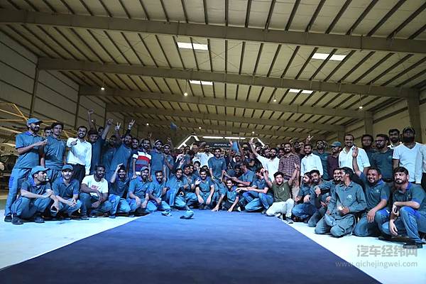 ▲ 工厂工作人员合影