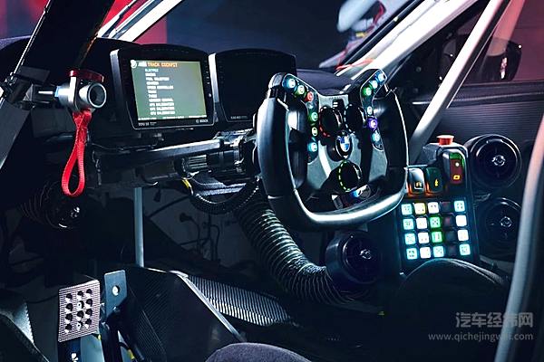 特斯拉新车内饰“大做文章” 我们不需要奇形怪状的方向盘 