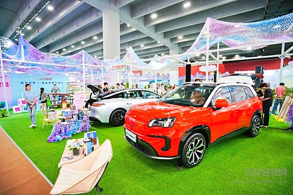 汽车跨界新玩法 广汽“智行悦读书房”全新亮相