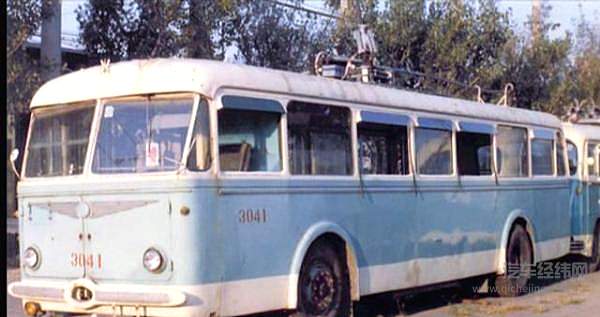 古董车乐园 原来街上跑的老车怎么迅速消失了