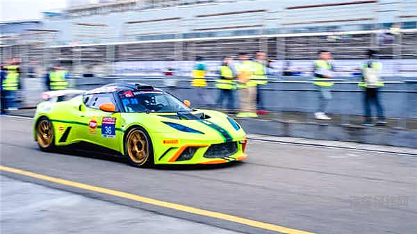 在多弯起伏的赛道上比拼，奥迪、保时捷、兰博基尼哪辆最强？