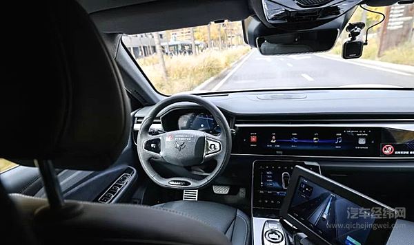 首发体验Apollo Moon极狐版车型 百度“AI 老司机”让无人驾驶进入平民化时代