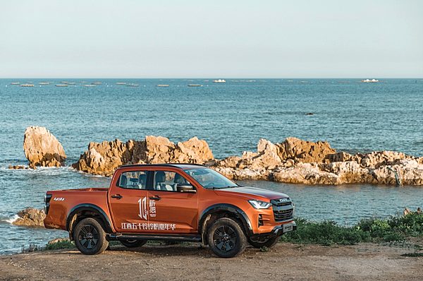 D-MAX V-CROSS全新上市 引领高端皮卡新标杆