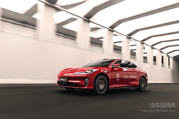 全新智己L6亮相2025上海科技节