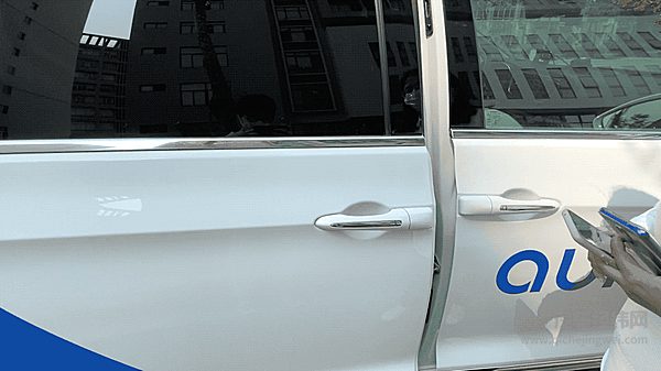 AutoX完全无人驾驶出租车