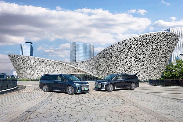 2025款岚图梦想家上市华为强力加持 小鹏X9能否一战？