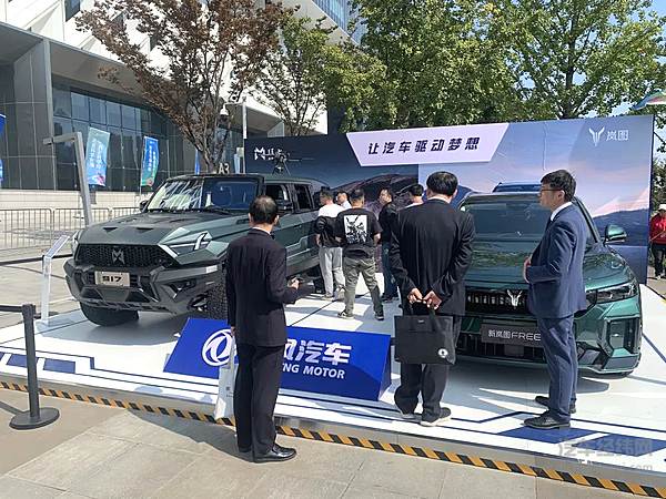 东风自主品牌岚图、猛士科技参展 获得与会人员关注