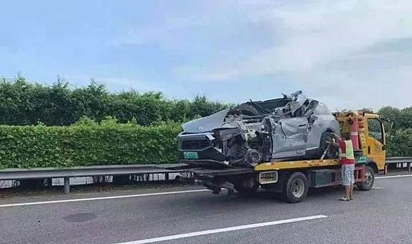 小鹏L2事故背后：是技术不行 还是司机违规操作？