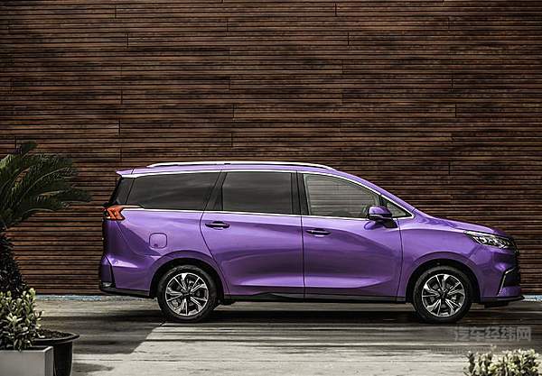 上汽MAXUS EUNIQ全系14.98万起售  “由你刻”更懂你的心