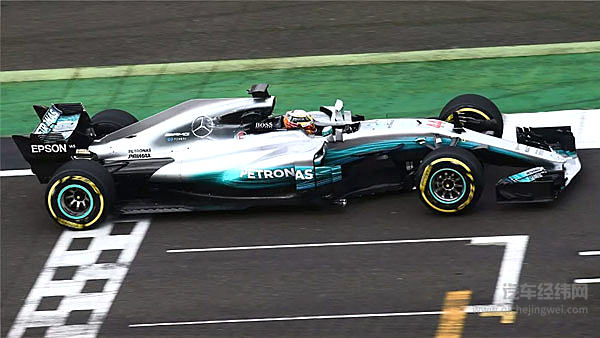 一场悄无声息的比赛，观众席上却座无虚席