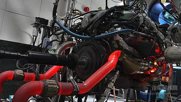 当我们迎来越来越多的6缸混动超跑时 谁杀死了V8 