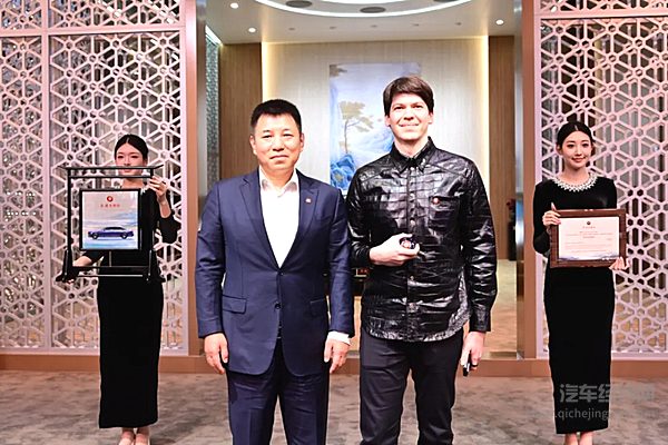 红旗金葵花首辆千万级定制国礼车型交付