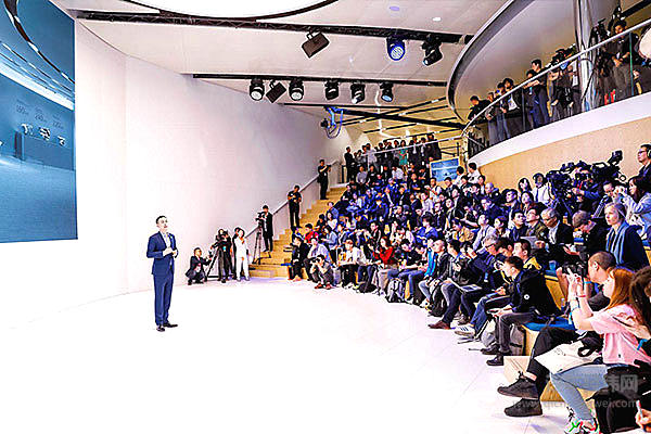 蔚来ET预览版亮相2019上海车展 “一键加电”对外开放