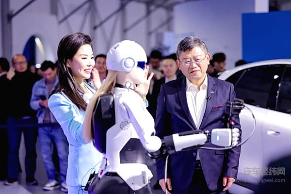【奇瑞汽车股份有限公司常务副总裁 张国忠在现场介绍墨甲机器人】